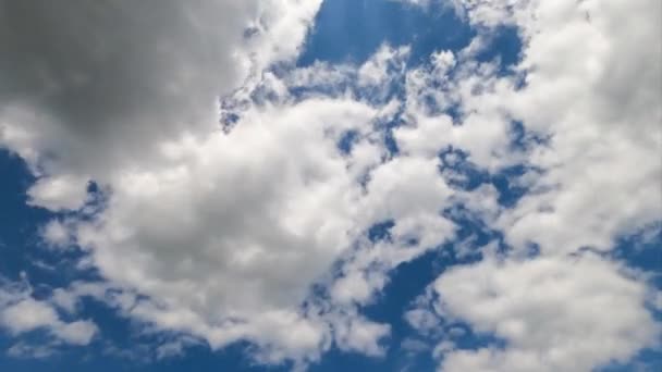 Nadýchané Vzdušné Mraky Větru Mění Nebeská Krásná Modrá Obloha Mraky — Stock video