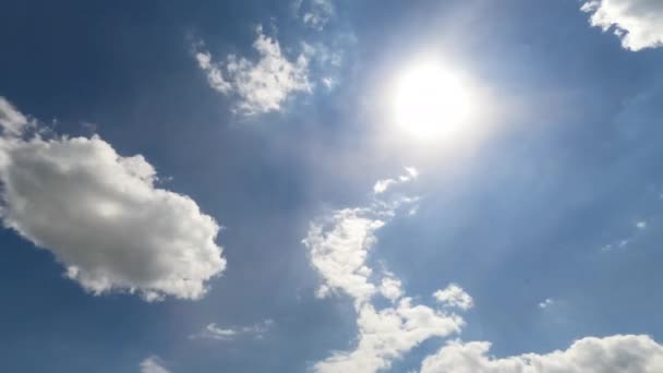 Cielo Soleado Brillante Del Día Del Verano Con Nubes Ligeras — Vídeos de Stock