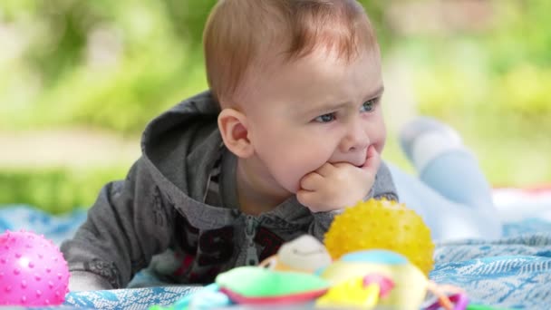 Der Kleine Süße Junge Kaut Seine Finger Schöne Kleinkind Entspannen — Stockvideo