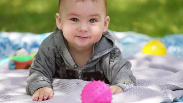 Joyeux Bébé Garçon Caucasien Actif Applaudissant Les Mains Sur Sol — Video