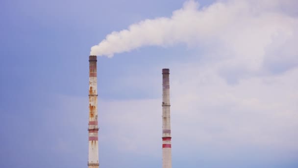 工业厂房的旧高管 生锈的管子 其中一根会向大气中产生烟雾 蓝天背景 — 图库视频影像