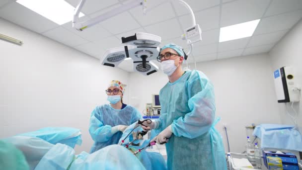 수술을 간호사에 환자에게 입력을 보유하는 외과의사 — 비디오