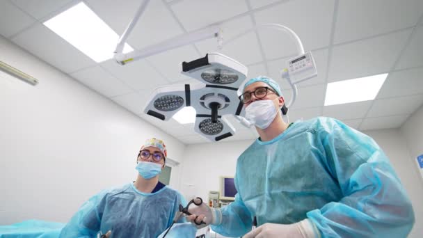 Doktoři Stojí Operačním Sále Pod Velkou Lampou Chirurg Drží Nástroj — Stock video