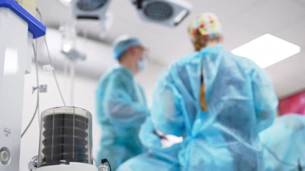 在手术中 肺气机为病人抽吸空气 外科医生在背景下进行手术时模糊不清 低角度视图 — 图库视频影像