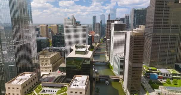 芝加哥河 有多座桥 游艇驶过 在美丽的建筑物之间的水道上的无人机镜头 — 图库视频影像
