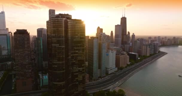美丽的芝加哥摩天大楼后面 夕阳西下 多车道公路 有许多汽车在海滨行驶 顶部视图 — 图库视频影像