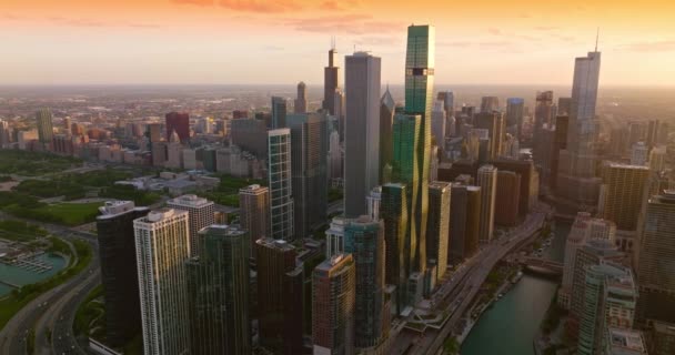 Выдающиеся Небоскребы Чикаго Прекрасном Свете Заходящего Солнца Прекрасный Городской Пейзаж — стоковое видео