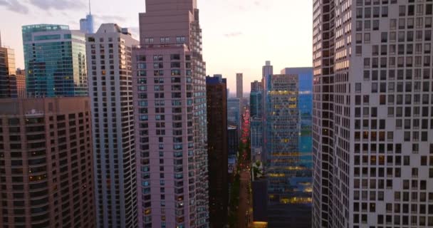Fények Jelennek Meg Lenyűgöző Felhőkarcolók Ablakaiban Drónfelvételek Ereszkednek Autókkal Teli — Stock videók