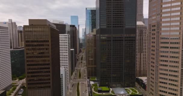 Multi Lane Silnice Chicago River Mezi Krásnými Budovami Ohromující Architektura — Stock video