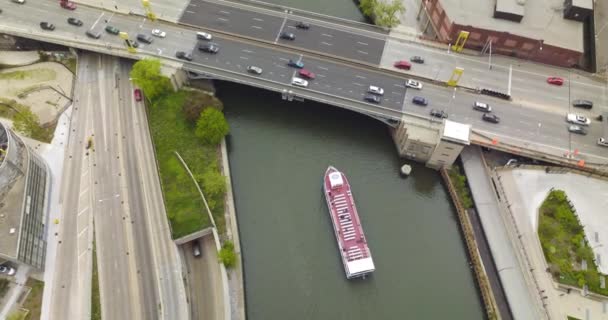 Velká Loď Plující Pod Mostem Auty Živá Doprava Chicagu Illinois — Stock video