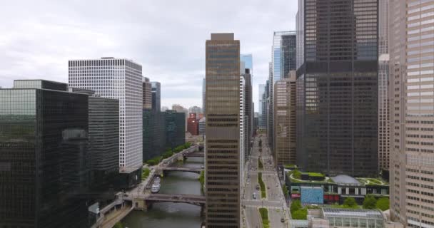 在芝加哥河和多条车道之间的一排大楼 无人机镜头沿着建筑物缓慢地上升 — 图库视频影像
