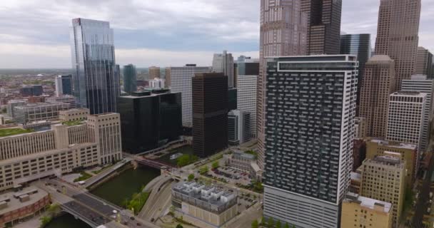 Wąska Rzeka Przepływająca Między Budynkami Chicago Wiele Samochodów Przejeżdżających Przez — Wideo stockowe