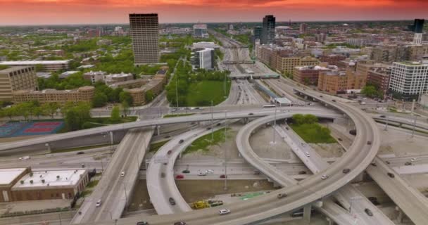 Roundabouts Drogach Nowoczesnego Chicago Szalonym Ruchem Metropolis Dekoracje Tle Różowego — Wideo stockowe