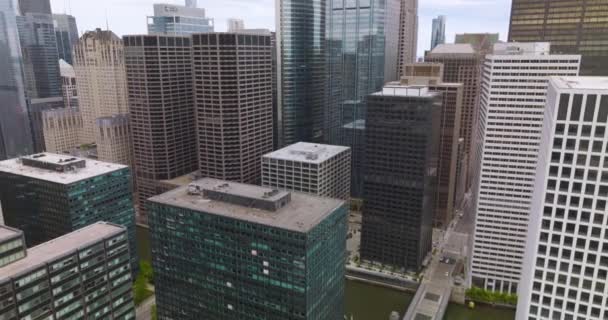 Wspaniałe Budynki Nowoczesnego Chicago Szybkie Spojrzenie Rzekę Płynącą Między Domami — Wideo stockowe