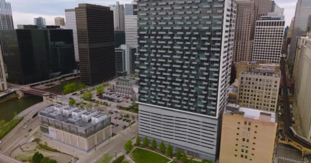 Vícepodlažní Budova Různými Balkony Parkovištěm Vedle Dron Záběry Stoupá Vrchol — Stock video