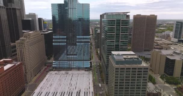 Autók Haladnak Chicago Útjai Mentén Felhőkarcolók Között Nagyváros Csodálatos Építészete — Stock videók