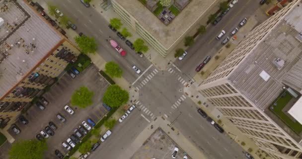 Encrucijada Estacionamientos Entre Los Edificios Drone Descendiendo Sobre Carretera Vista — Vídeo de stock