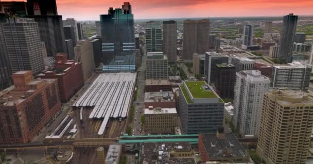 Çok Sayıda Tren Çatısı Çimenli Binalar Için Metro Istasyonu Pembe — Stok video