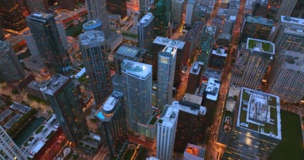 飞越那些令人惊奇的摩天大楼的顶部 美国伊利诺伊州芝加哥市夜晚灯火通明的街道 — 图库视频影像