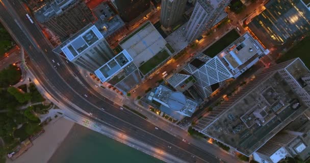 在海滨公路上行驶的快车 在芝加哥市中心的摩天大楼上方飞行的无人机 — 图库视频影像