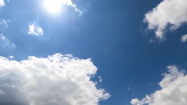 白肿的云彩在灿烂的阳光下掠过 积云聚集成灰蒙蒙的云雾 从下面看 — 图库视频影像