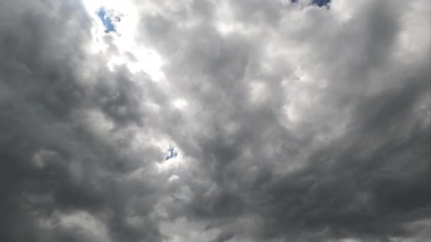 多雨的灰色云彩消失了 灿烂的阳光遮蔽了美丽的蓝天 时间过去了从下面看 — 图库视频影像