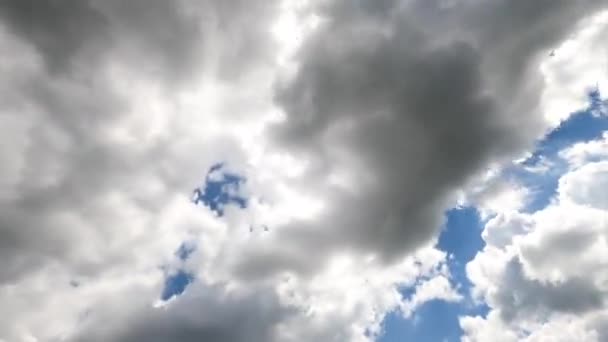 Witte Grijze Wolken Vormen Zich Blauwe Lucht Stralen Van Zon — Stockvideo