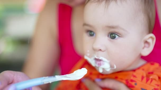 Bebezinho Camisola Laranja Senta Nos Braços Mãe Mãe Está Alimentar — Vídeo de Stock