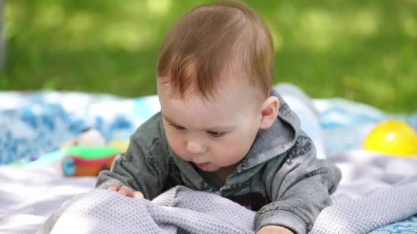 Симпатичный Малыш Лежит Клетке Природе Прекрасный Ребенок Внимательно Смотрит Одеяло — стоковое видео