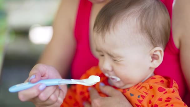Madre Alimenta Hijo Sentado Sus Brazos Bebé Come Cosas Blancas — Vídeo de stock