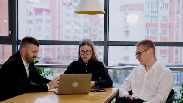 Podnikatelé Řeší Problémy Práci Soustředění Kolegové Pomocí Gadgets Pracuje Kanceláři — Stock video