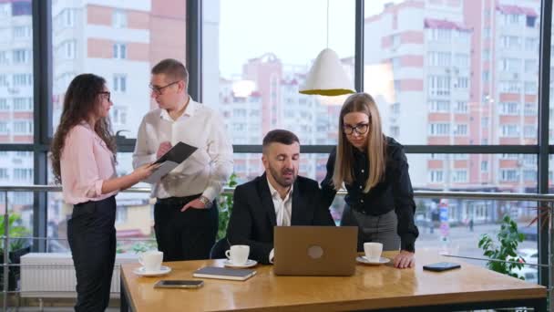 Люди Работающие Офисе Обсуждают Рабочие Моменты Коллеги Столом Говорят Глядя — стоковое видео