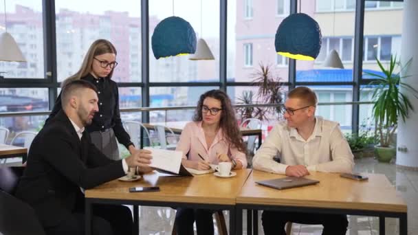 Νεαρή Επιχειρηματική Ομάδα Έχει Συνάντηση Στο Γραφείο Άνθρωποι Συζητούν Έγγραφα — Αρχείο Βίντεο