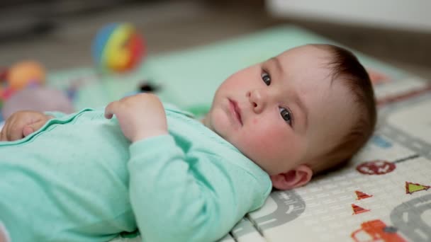 Bayi Kecil Yang Cantik Berbaring Punggungnya Dengan Damai Anak Manis — Stok Video