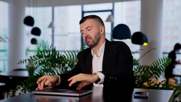 Podnikatel Sedící Stolem Chce Otevřít Notebook Ale Selže Portrét Muže — Stock video