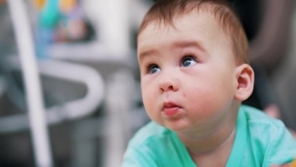 귀여운 통통한 달콤한 사랑스러운 아기는 보인다 사랑스러운 호기심 유아의 초상화가 — 비디오