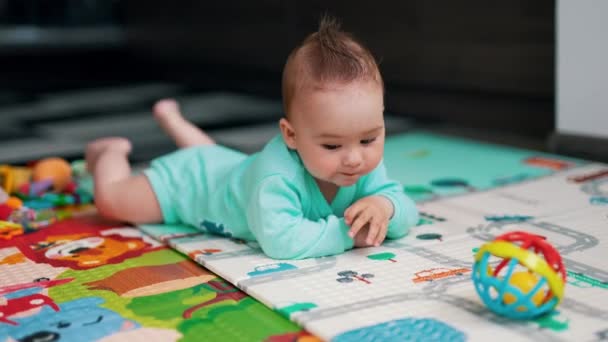 Aktives Kaukasisches Baby Einem Spielzimmer Liegt Auf Dem Boden Süßes — Stockvideo