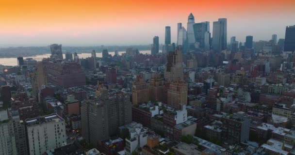 令人难以置信的全景壮观的纽约建筑与美丽的橙色天空的对比 大都市为背景 顶部视图 — 图库视频影像