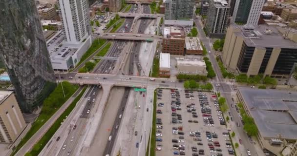 数以百计的汽车在道路上和停车场惊人的芝加哥 宽阔的多车道公路与天桥交叉 顶部视图 — 图库视频影像
