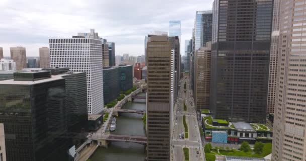 有许多桥的芝加哥河 无人机沿着河上美丽的建筑物升起 灰天背景 — 图库视频影像