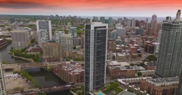 Landschaft Des Schönen Chicagos Mit Vielfältigen Gebäuden Autos Überqueren Brücken — Stockvideo