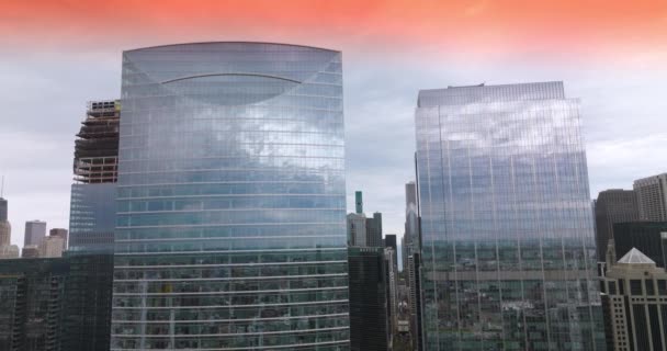 Cloudscape Reflecteert Spiegelvensters Van Chicago Wolkenkrabbers Hoge Prachtige Gebouwen Achtergrond — Stockvideo