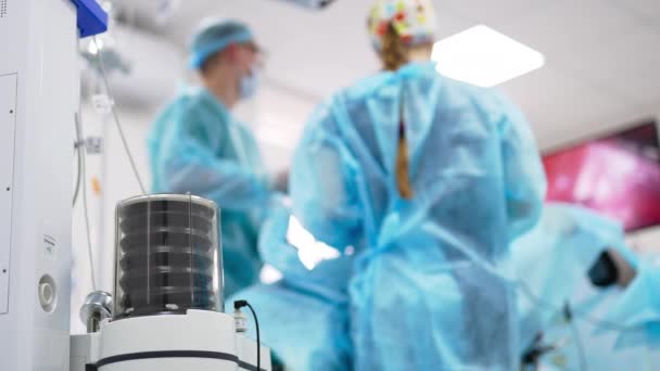 Lungventilationsapparat Operationssalen Närbild Kirurger Som Utför Operationer Mot Bakgrund Oskärpa — Stockvideo