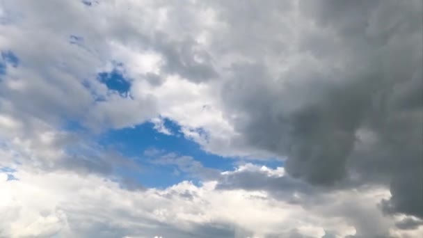 Nebesky Krásná Oblačnost Pohybující Vzduchu Chlupaté Bílé Mraky Paprscích Jasného — Stock video