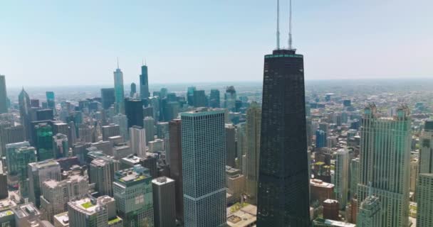 건축물 사이에 어두운 마천루 화창한 시카고를 비디오 — 비디오