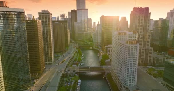 在夕阳西下的芝加哥河上 夕阳西下的阳光映照在大都市美丽建筑物的窗上 — 图库视频影像