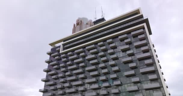 Расстояние Высокого Многоэтажного Здания Различными Балконами Разнообразные Дома Плотно Построенной — стоковое видео