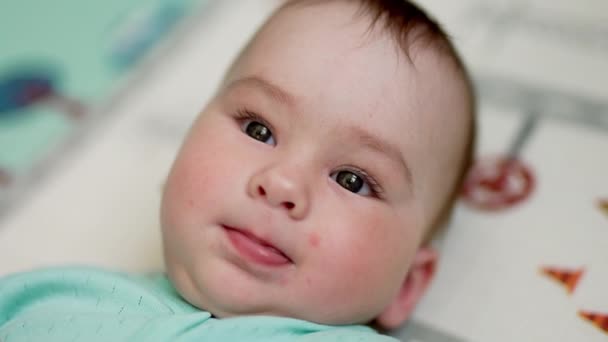 Όμορφο Μελανομάτικο Μωρό Κείτεται Γαλήνια Στην Πλάτη Του Υπέροχο Παιδί — Αρχείο Βίντεο