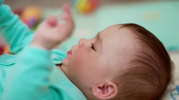 Pequeño Bebé Caucásico Sosteniendo Juguete Sus Manos Hermoso Niño Jugando — Vídeos de Stock