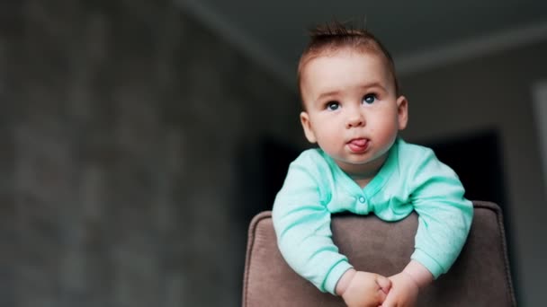 Lustiges Nettes Kind Mit Abstehenden Haaren Steht Auf Dem Stuhl — Stockvideo